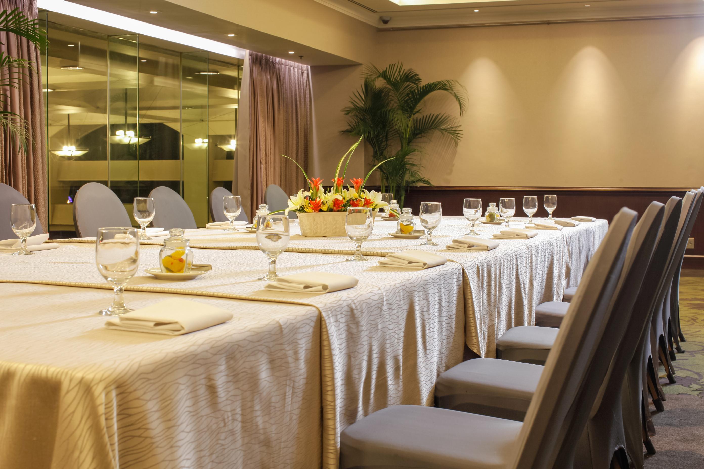 DIAMOND HOTEL PHILIPPINES MANILA | GREAT PRICES, BOOK AND SAVE